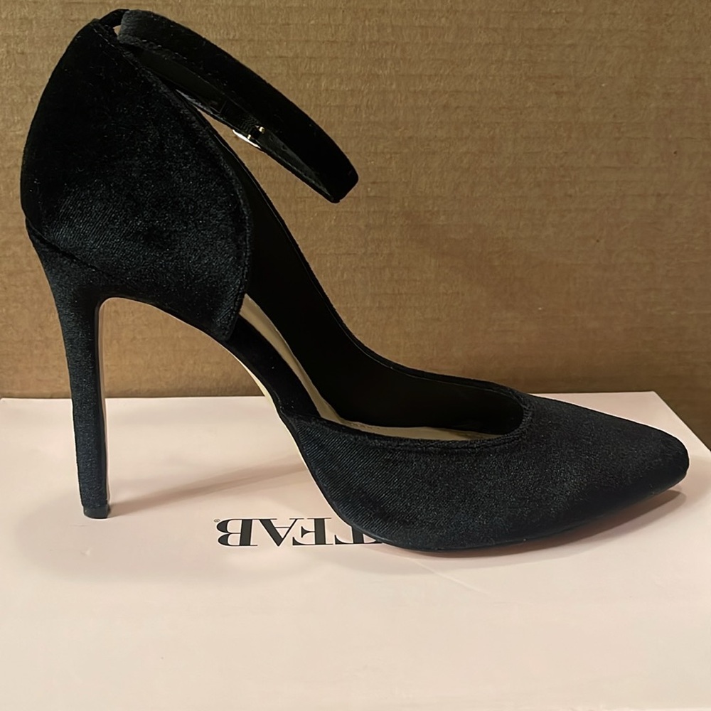 Black Pumps - Picture 3 of 5